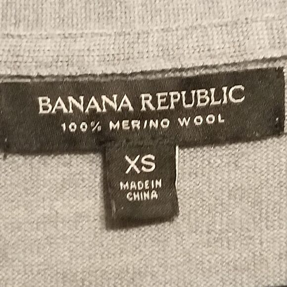 Banana Republic XS Cardigan Sweater 100% Merino Wool Gray Buttonfront Boyfriend - Picture 7 of 10